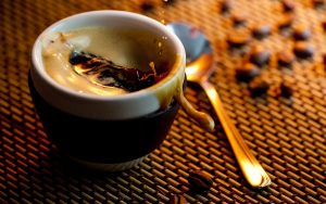 Espresso: kompletný sprievodca históriou, prípravou a parametrami (pre domácnosti aj kaviarne)